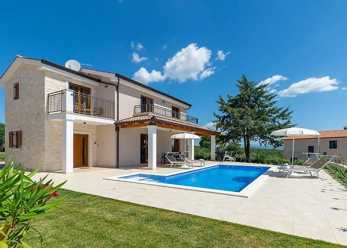 Stunning home in Vizinada with 3 Bedrooms